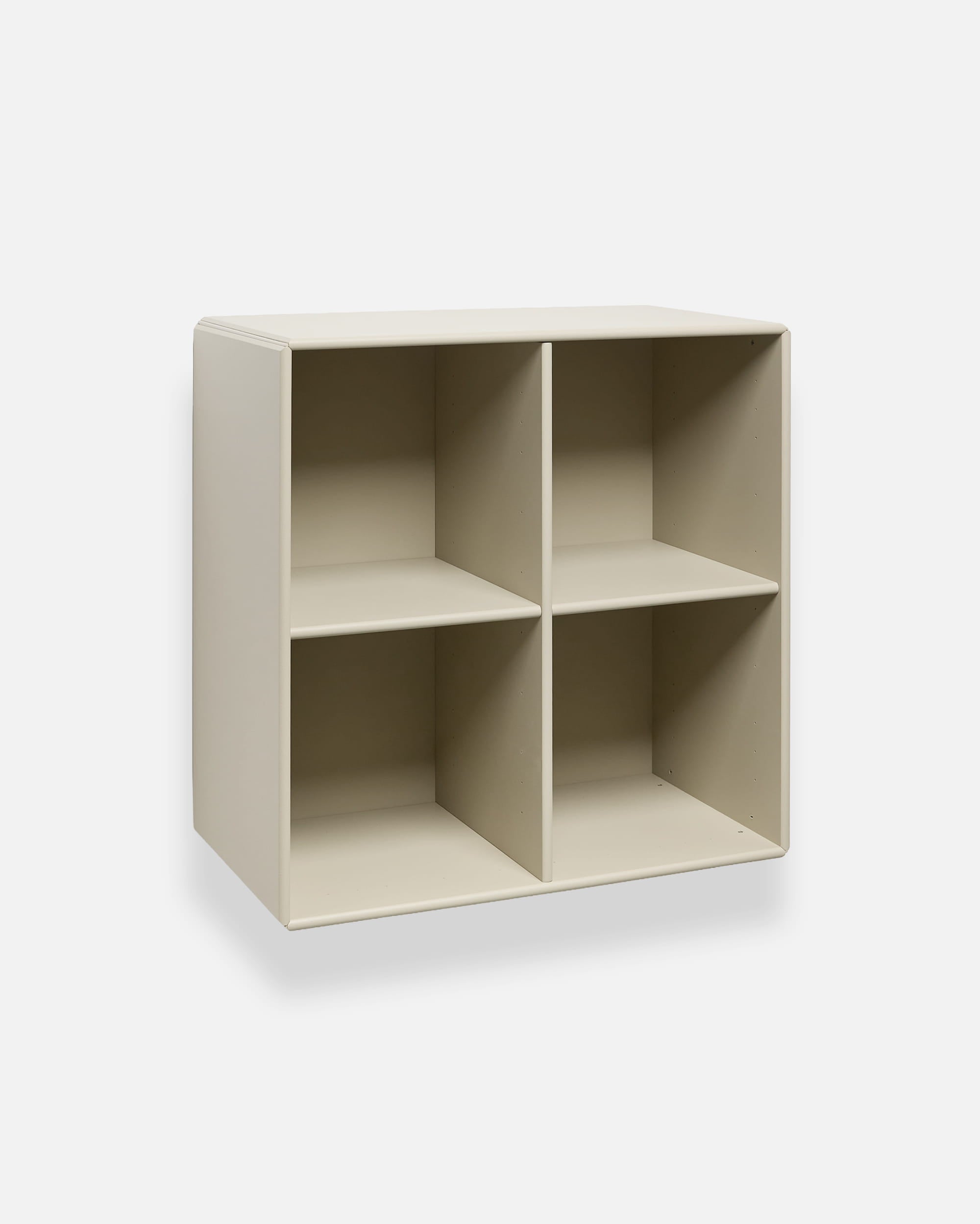 Mobile a giorno WoodUpp Arka in beige con quattro cubi aperti, caratterizzato da un design minimalista di ispirazione danese per una soluzione di contenimento modulare.